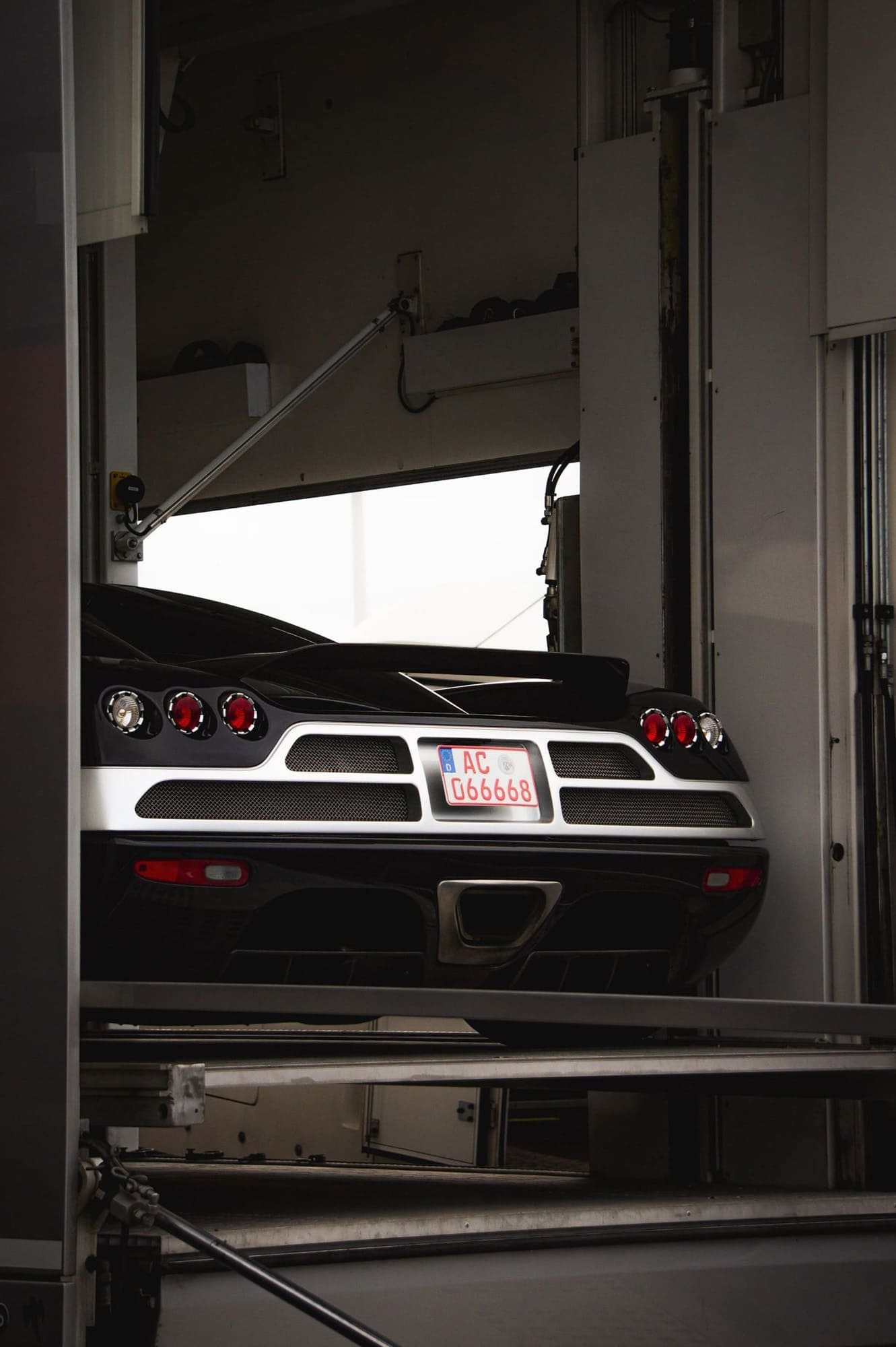 black Koeningsegg car